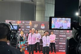 Ganjar-Mahfud jelaskan makna ganti kemeja pink usai debat