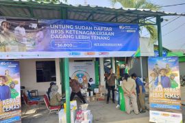 BPJS Ketenagakerjaan Sidoarjo beri edukasi KKBC ke pedagang pasar Taman