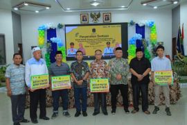 Pemkab Labura bantu ratusan mahasiswa, tokoh agama dan rumah ibadah