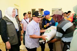 Pemkab Situbondo dan Bulog salurkan bantuan pangan kepada 76.923 KPM