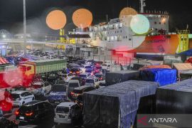 Pelabuhan Merak padat pemudik jelang Natal