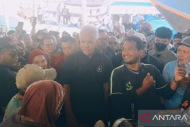 Warga Indramayu sambut Ganjar di TPI Karangsong