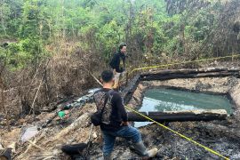 Tim Gabungan TNI-Polri tertibkan sumur minyak ilegal di  Taman Nasional Tahura Senami Batanghari
