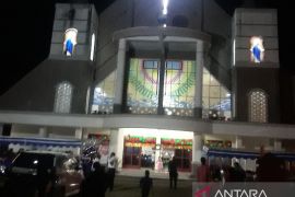 Ribuan umat Kristiani di Biak ibadah malam Kudus Natal