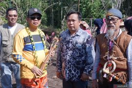 Mandau untuk Pj Bupati Tapin dari Dayak Meratus