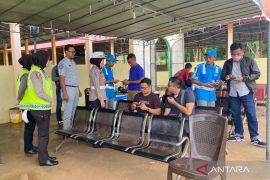 Polisi Bangka Barat pantau kendaraan angkutan barang di pelabuhan