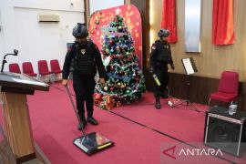 Satbrimob Batalyon B Polda Babel sterilisasi gereja di Belitung jelang Natal