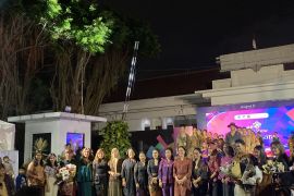 Wastra Bali jadi daya tarik peragaan busana Swarnakara
