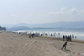 Objek wisata Pantai Citepus Sukabumi dipadati wisatawan pada Minggu