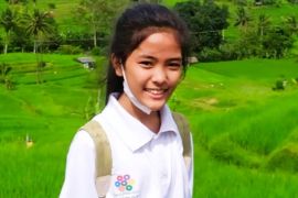 Siswa SMPN 29 Makassar mengolah limbah sampah menjadi Ecobrik