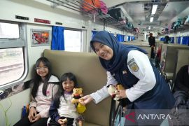 KAI Tanjungkarang bagikan suvenir kepada pelanggan kereta api pada libur Natal