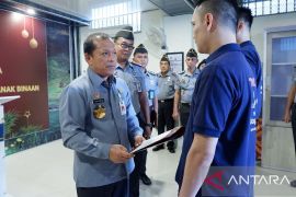 Kakanwil Kemenkumham Babel serahkan remisi khusus Natal