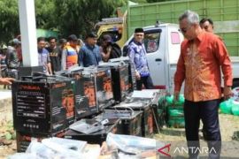 Bupati Luwu Timur serahkan bantuan 210 mesin kapal untuk nelayan