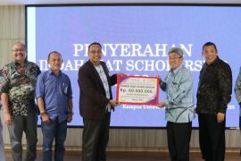 Indah Kiat salurkan puluhan bea siswa di dua kampus negeri Banten