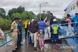 Arus penumpang libur Natal dan tahun baru di pelabuhan Tanjung Pandan normal