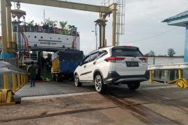 H-1 Lebaran 2025, KMP Menumbing Raya berangkatkan 14 kendaraan pemudik