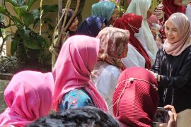 Atikoh berdialog dengan "emak-emak" pengajian membahas "stunting"