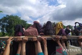 Demo, mahasiswa pindahkan pengungsi Rohingya ke Kemenkumham Aceh