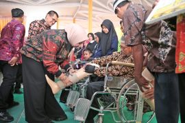 Pemprov Lampung serahkan bansos sembako hingga pengobatan kepada KPM