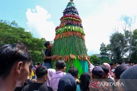 Penerima program TORA Banyuwangi bawa gunungan hasil bumi