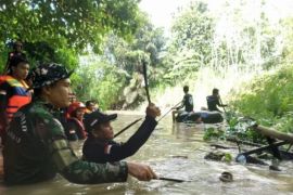 Tapin BPBD cleans-up river to mitigate flood