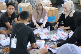 Ratusan lembar kertas surat suara diterima KPU HSS dalam keadaan rusak