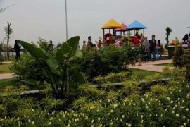 Pemkot Surabaya kaji aturan pemasangan papan reklame di taman