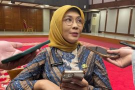 Warga beraktivitas di luar rumah waspadai COVID-19
