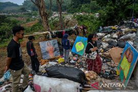 Pameran lukisan di TPA Sarimukti
