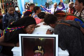 Pemakaman mantan Gubernur Papua ditunda akibat hujan