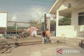 Pintu  gerbang RSUD Haulussy Ambon digembok pemilik lahan