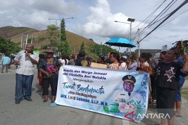 Tokoh adat apresiasi tertibnya pengiring jenazah Enembe di Kampung Harapan