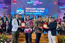 Rektor USU raih penghargaan pembinaan talenta digital dari KSP-Huawei