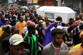 Pemakaman Lukas Enembe berlangsung aman