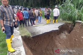 Jembatan di Desa Batang Bulu Baru ambruk diterjang Sungai Siabu