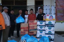 Lazizmu Dharmasraya serahkan bantuan untuk korban banjir Koto Besar