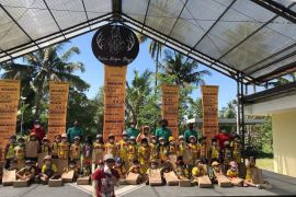 Nara Kupu Jogja bagi-bagi susu gratis para pengunjung
