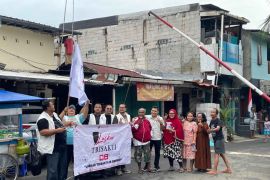 Relawan Prabowo-Gibran bagi susu dan biskuit melalui "Sabtu Tisu Ceria"