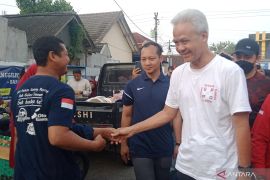 Ganjar minta jangan ada politisasi terkait pembagian bansos