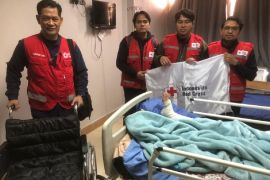 Tim PMI distribusikan kursi roda dan kruk untuk warga Gaza yang jadi korban  konflik