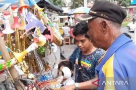 Pedagang terompet di Cikarang menanti peruntungan malam Tahun Baru 2024
