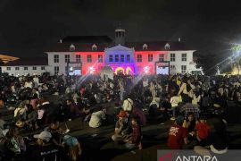 Ribuan pasang kaki sambut embun baru di lorong sejarah