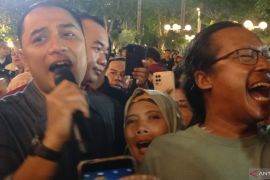 Malam tahuh baru, Cak Eri nyanyi bersama warga di Taman Surya