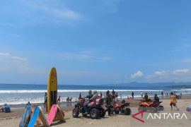 Petugas SAR disiagakan di pantai selatan Sukabumi