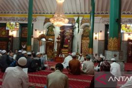 Masjid Agung Palembang gelar zikir - doa bertepatan malam tahun baru