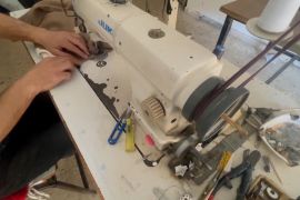 Listrik langka, penjahit di Gaza operasikan mesin secara manual