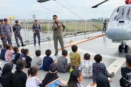 Memperkenalkan Kapal Perang Bontang-907 kepada anak pesisir