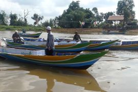 Pelihara Sungai Martapura, perahu sampah dan bibit pohon dialokasikan