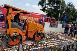Polresta Bogor Kota musnahkan ribuan botol minuman keras dan petasan