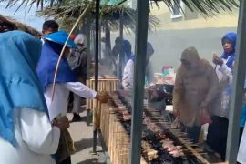Rekor MURI, warga Tidore bakar sate tuna 26.000  tusuk